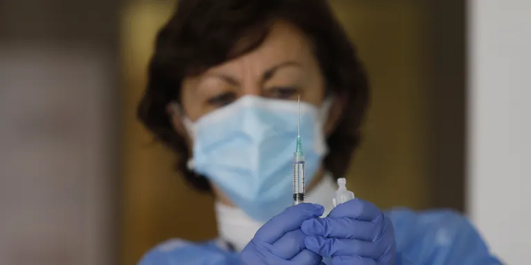 Un assaig clínic conclou que els vacunats amb AstraZeneca poden rebre una segona dosi de Pfizer de manera eficaç i segura