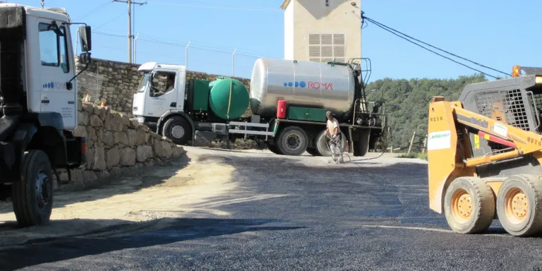 Recta final a l'asfaltat del camí del Rastillo de Castellciutat