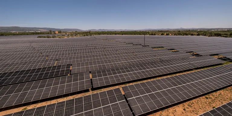 Finalitzen els treballs de construcció de la planta fotovoltaica “Constantí 42”