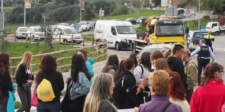 Concentració d'estudiants al peu de la carretera N-260 a la Seu