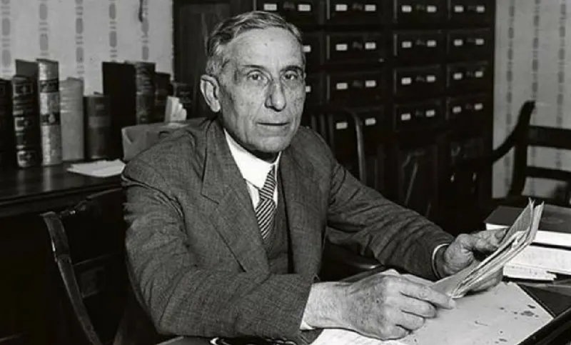 La Biblioteca t’acosta a la figura de Pompeu Fabra amb una exposició