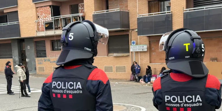 Comença el desallotjament dels pisos encara ocupats del bloc del carrer Santiago Rusiñol de les Borges Blanques
