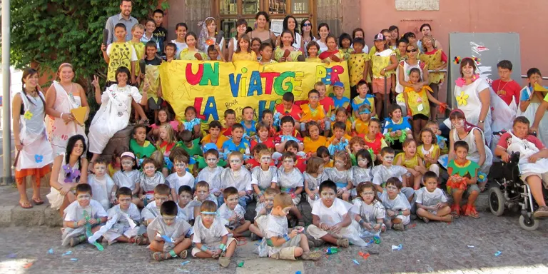 Els nens i nenes del Casal de l'Ajuntament celebren una rua de Festa Major