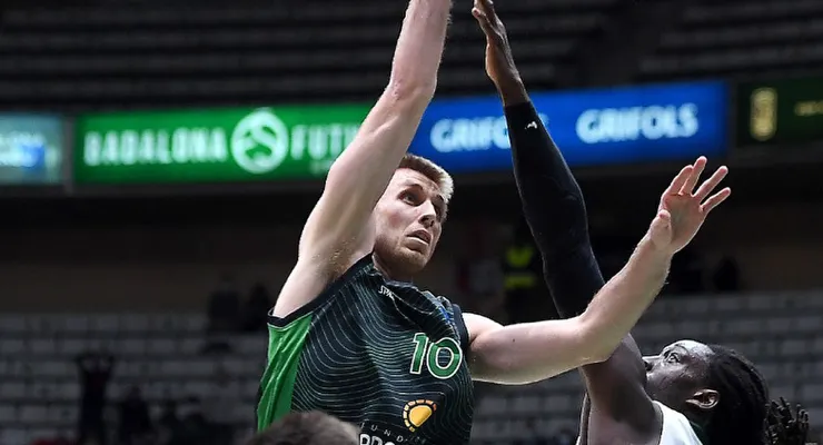 La Penya supera el Lokomotive (100-77) i s’aferra al lideratge a Europa