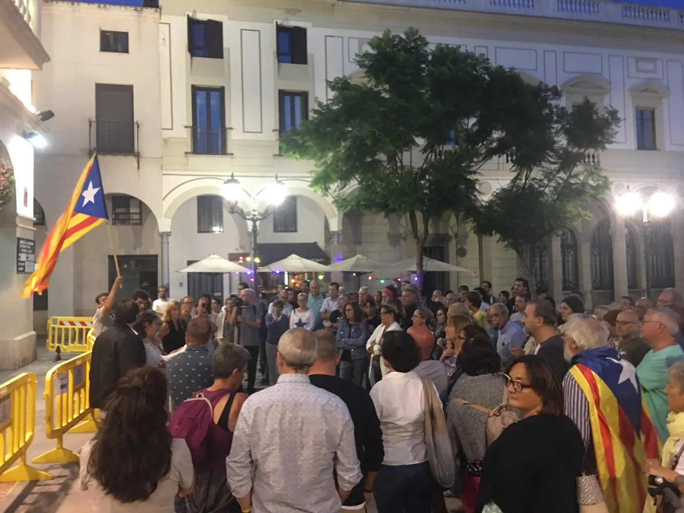 Prop d’un centenar de persones es manifesta a la plaça de l’Ajuntament per donar suport als CDR detinguts
