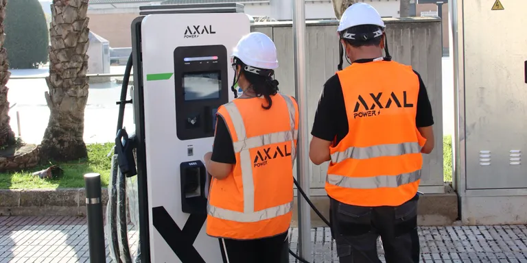 L’Ajuntament de l’Aldea i el COPATE posen en funcionament el carregador de vehicles elèctrics a la plaça del Dr. Maimó