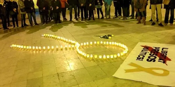 Un llaç d’espelmes grogues il·lumina la plaça del Pou per reclamar l'alliberament de Sànchez i Cuixart