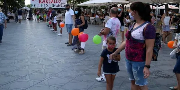 Unes 300 persones fan una cadena humana a Tarragona per denunciar que les mesures sanitàries a l'aula són "insuficients"