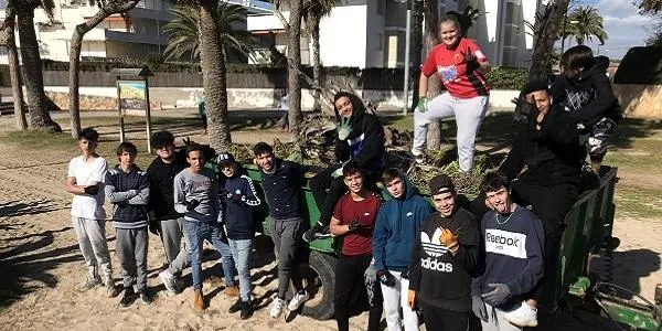 Els alumnes del PTT d’Altafulla comencen la retirada d’espècies exòtiques del cordó dunar de la platja del Fortí