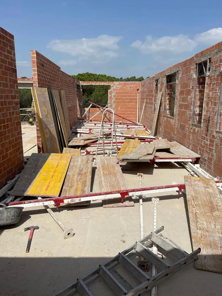 Un ferit lleu en caure-li a sobre un encofrat en una obra a Can Valls