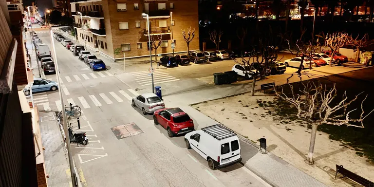 Llum més blanca i menys consum: Comença la instal·lació del nou enllumenat públic de Pineda