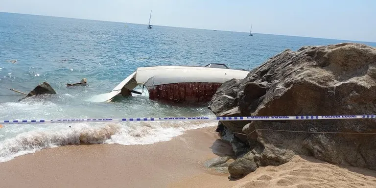 Un veler s'encalla a la platja de les Roques Blanques a Sant Pol de Mar i vessa litres de gasoil