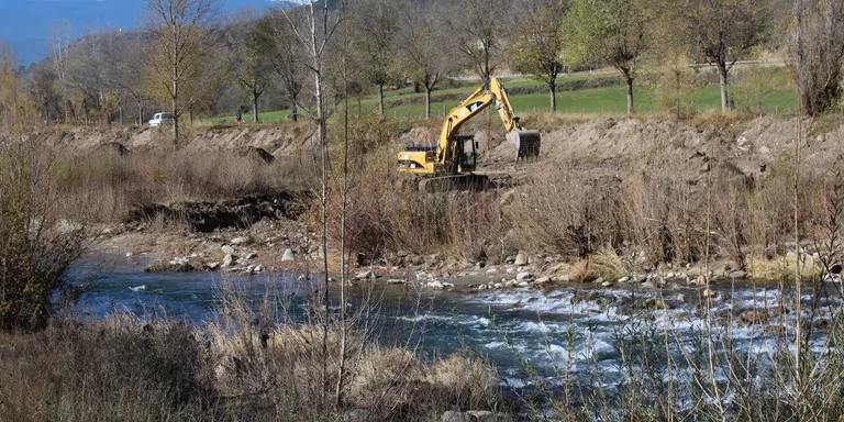 Treballs per garantir el desguàs de la canalització del riu Segre a la Seu