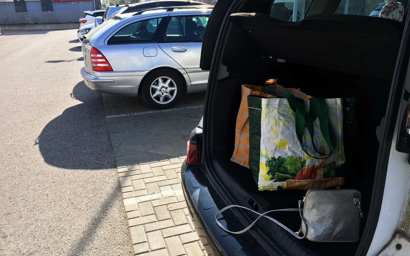 Lladres als aparcaments dels supermercats i la "tècnica" de l'abraçada