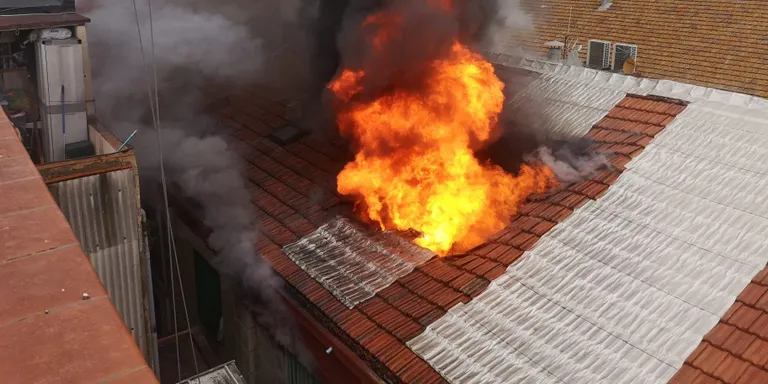 Presumpte delicte de defraudació i d’incendi per imprudència greu, per als titulars de la nau cremada