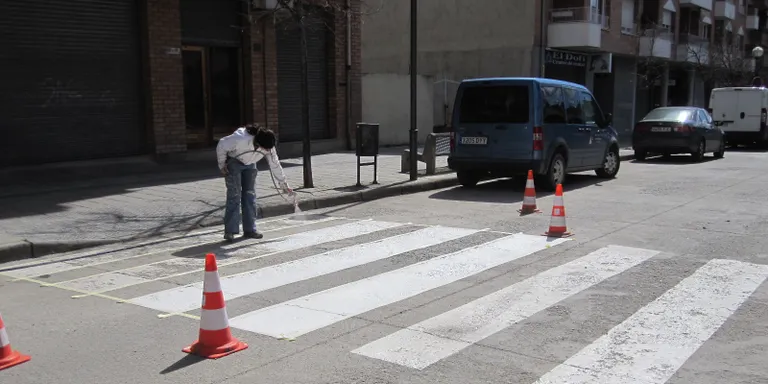 L'Ajuntament de la Seu comença a repintar la senyalització horitzontal dels carrers