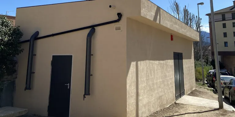 Entra en funcionament la caldera de biomassa per a l'Escola Pau Claris i el Centre Cultural Les Monges