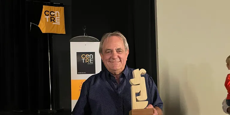 El teatre pinedenc entrega el Premi Centre Cultural i Recreatiu a Joan Caimel «per la seva estima a l'entitat»