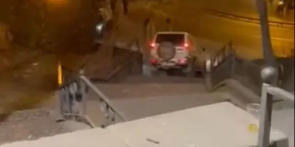Denunciat penalment el conductor ebri d'un vehicle que va baixar per les escales de l'hospital la matinada de diumenge