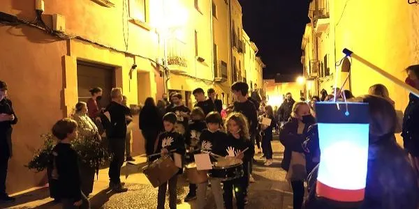 Petits i grans recuperen la rua de Sant Martí al carrer