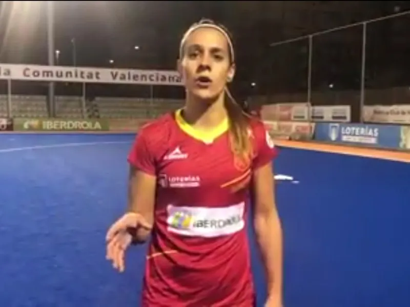 La jugadora de la selecció espanyola d’hoquei herba, Xantal Giné, animant a tothom a participar