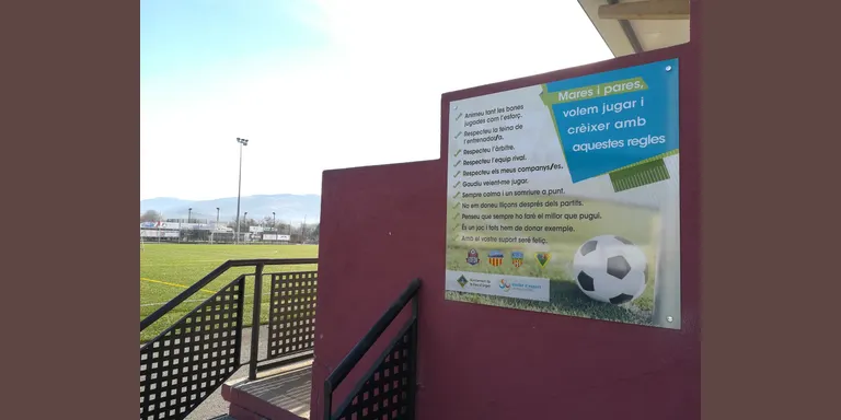 La Seu d’Urgell recorda en panells informatius les normes de comportament del públic en competicions esportives