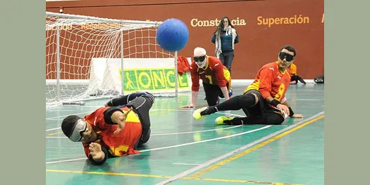 L'ONCE fomenta la inclusió de les persones cegues a través del goalball, l'esport on tothom juga amb antifaç