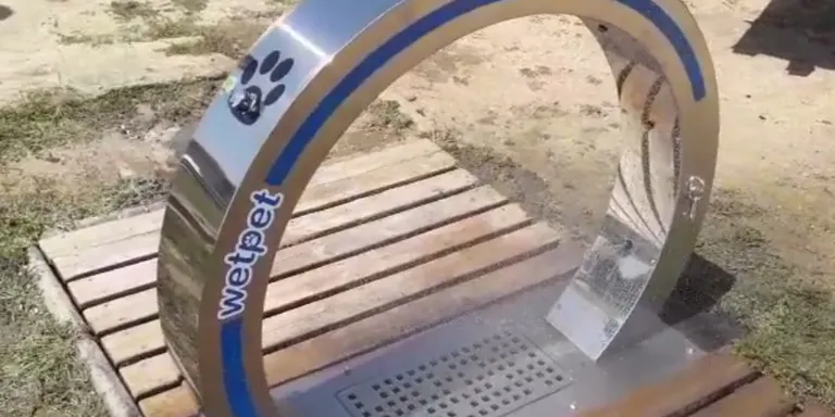 Dutxa i fonts per a mascotes a la platja per a gossos de Pineda
