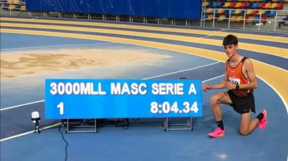 Aleix Vives bat el rècord d’Espanya sub-20 de 3.000 metres en pista coberta