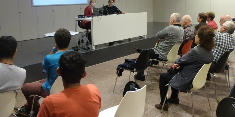 Joves voluntaris ensenyen a la gent gran a utilitzar les noves tecnologies