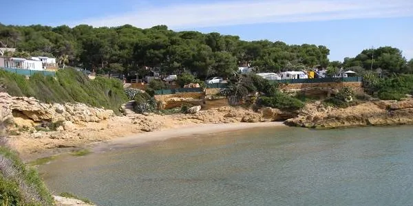 Troben el cos sense vida d’un home a la platja de la Móra