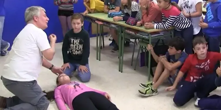 VÍDEO L'alumnat del Torre de la Llebre aprèn a salvar una vida