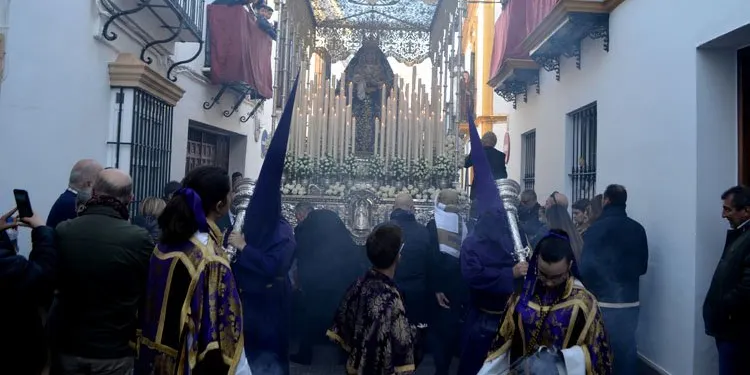 La hermandad de Jesús Nazareno y la visión de una estadounidense residente en Utrera, en ‘Semana Santa en la Campiña’