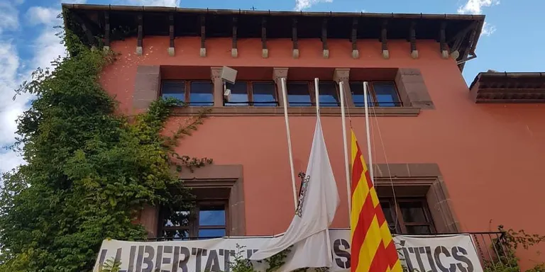 Banderes a mig pal a l'Ajuntament de la Seu amb motiu del 80è aniversari de l'afusellament del president Lluís Companys
