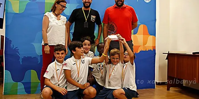 El Benjamí A del Sinera United rep el seu reconeixement esportiu per part de l'Ajuntament