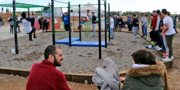 Valls estrena el parc de barres amb activitats d’Street Workout