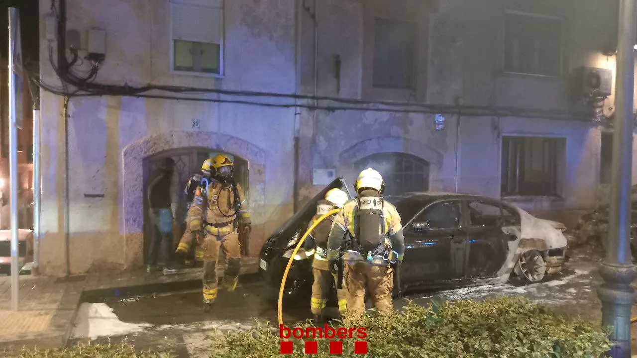 Es cremen dos vehicles al passeig dels Caputxins