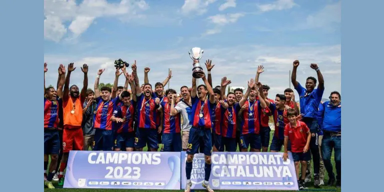 El FC Escala aixeca el títol de campions de Catalunya remuntant al Reus FC