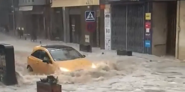 Carrers de Sant Hilari inundats pel fort temporal