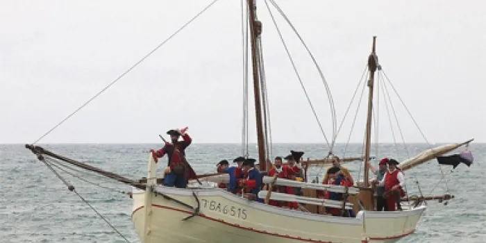 La platja s'omple per reviure el desembarcament dels Miquelets