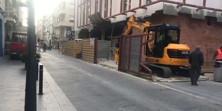 L’Ajuntament de Cambrils retira una tanca de l’hotel del Pòsit per guanyar espai per als vianants
