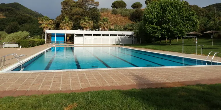 L'Ajuntament justifica els nous preus de la piscina dient que no són cars i que l'oposició ja demanava fa anys que els de fora paguin més