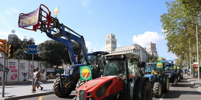 Tractors de tot Catalunya es planten a Barcelona per reclamar mesures estructurals per al sector agrari