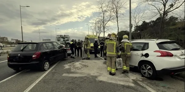 12 dotacions de cossos de Seguretat i Emergències intervenen en l'atenció d'un xoc frontal a Blanes
