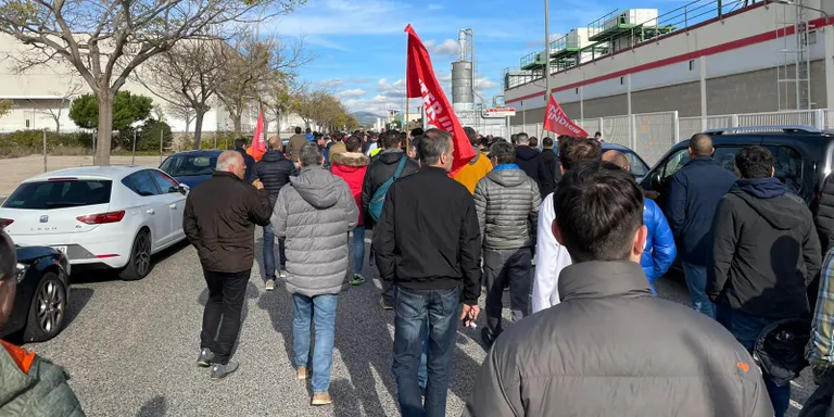 Els treballadors de Lear Engineering Valls tornen a manifestar-se a les portes d’una possible vaga