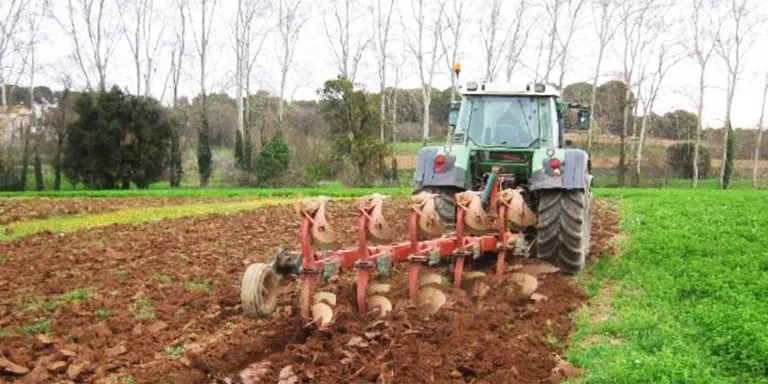 Les arades i altres arreus agraris amb roda passen a considerar-se vehicles i hauran d'estar homologats i matriculats
