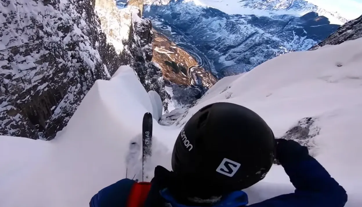 Kilian Jornet, a l'inici del descens amb esquís pel Trollveggen, a Noruega (Salomon TV)