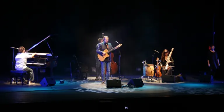 Roger Mas omple l'Atlàntida de "flors" i optimisme en la presentació oficial del seu nou disc
