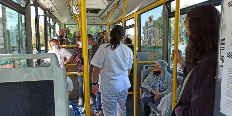 Els avis i àvies de la residència Alt Camp gaudeixen d’una sortida amb el bus urbà