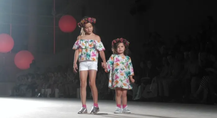 Dues de les models desfilant aquest matÃ­ per la firma arenyenca ( Foto: 080 Barcelona Fashion )